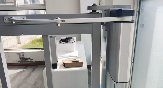 Apriporta automatico a battente con telecomando